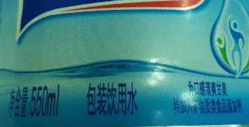 喝瓶装水总觉得有怪味,是不是添加了什么物质?